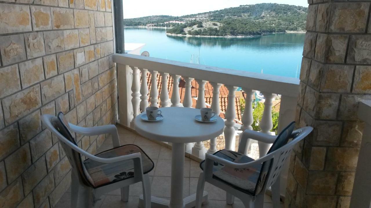 Apartmani Frkic Tisno Exterior foto